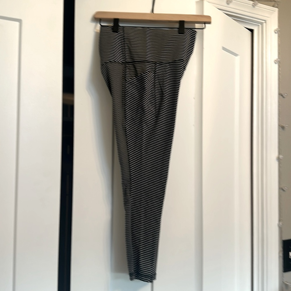 Athleta- Salutation Stash w/ pockets 25” XS